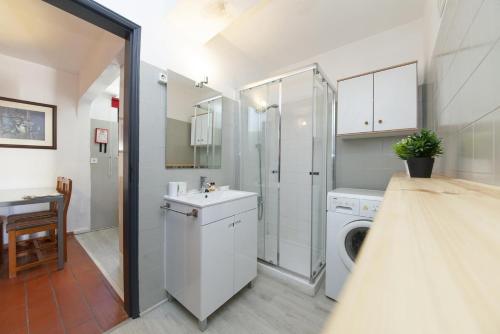 ラゴスにあるSun Apartmentの洗面台と洗濯機を備えたバスルーム