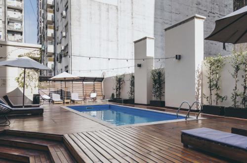 una piscina en la parte superior de un edificio en Cyan Américas Towers Hotel, en Buenos Aires
