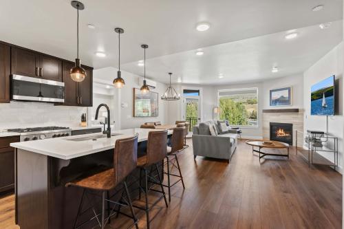 eine offene Küche und ein Wohnzimmer mit Kamin in der Unterkunft Luxury Black Rock Resort Suite Unit A in Heber City
