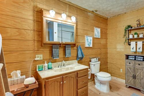 Ένα μπάνιο στο Ohio Hunters Cabin with Pond Access Pets Welcome!