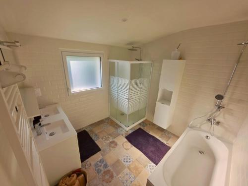 la ti breizh enchantée في Campénéac: حمام صغير مع مرحاض ونافذة