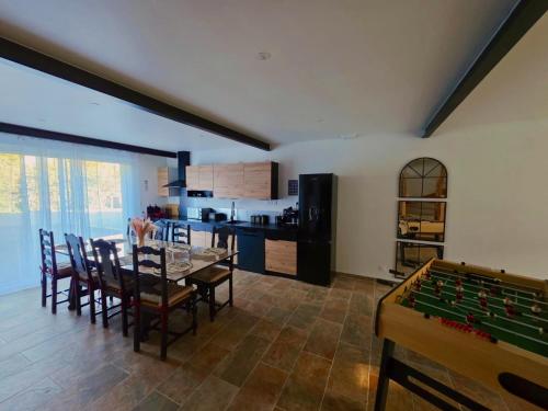 la ti breizh enchantée في Campénéac: مطبخ وغرفة طعام مع طاولة تنس طاولة