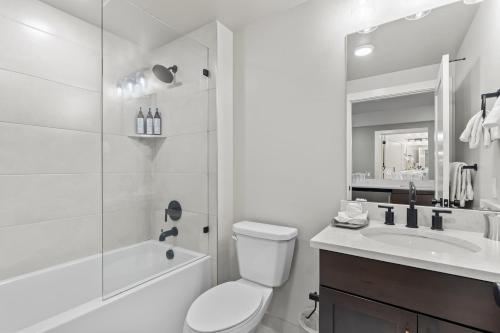 ein weißes Badezimmer mit Toilette und Waschbecken in der Unterkunft Luxury Black Rock Resort Suite Unit B in Heber City
