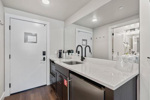 ein weißes Badezimmer mit Waschbecken und Spiegel in der Unterkunft Luxury Black Rock Resort Suite Unit B in Heber City