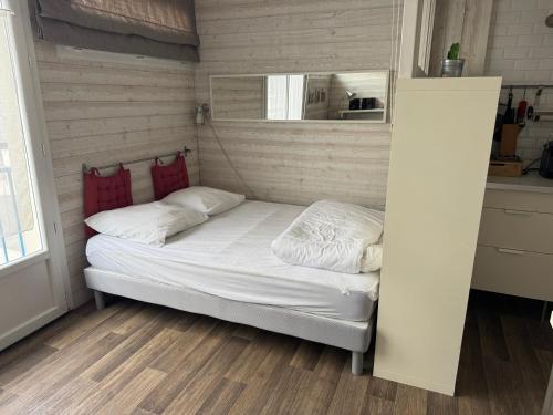 ポルニシェにあるStudio hyper centre Pornichetの部屋の中にベッドがある小さな寝室