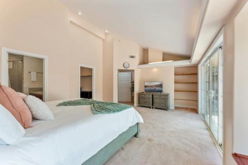 une chambre avec un grand lit et une grande fenêtre dans l'établissement Driftwood Club - 4bd, Pet Friendly, Tennis Courts, Games, à Santa Barbara