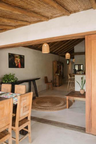 Una sala de estar con una mesa y un comedor. en Cabana Rio Caraiva, en Caraíva