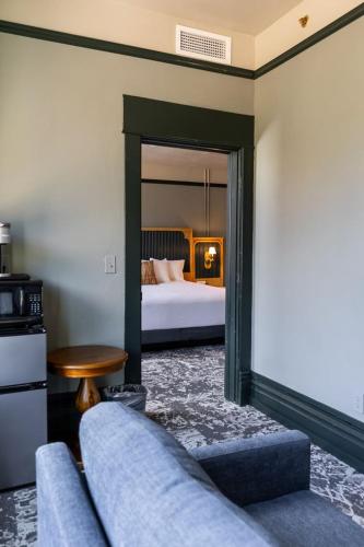 Una cama o camas en una habitación de Historic Franklin Hotel