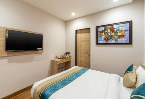 TV a/nebo společenská místnost v ubytování Hotel Atlantiis Suites Near Kashi Vishwanath temple