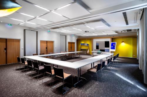 a conference room with a long table and chairs at Noxi Hotel in Sétif