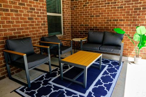 Posezení v ubytování Cozy Retreat with Patio, Big Kitchen and Fishing Nearby