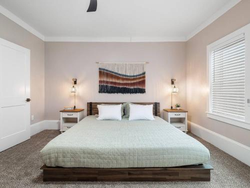 una camera da letto con un letto grande con due comodini di Amazing Boho Oasis Apartment in Ohio City a Ohio City
