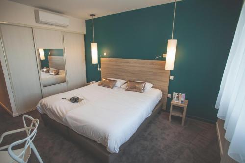 Postel nebo postele na pokoji v ubytování Hôtel Karène