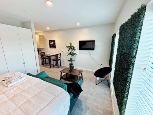 ein Schlafzimmer mit Bett und einer begrünten Wand in der Unterkunft Aqua Loft in Des Moines