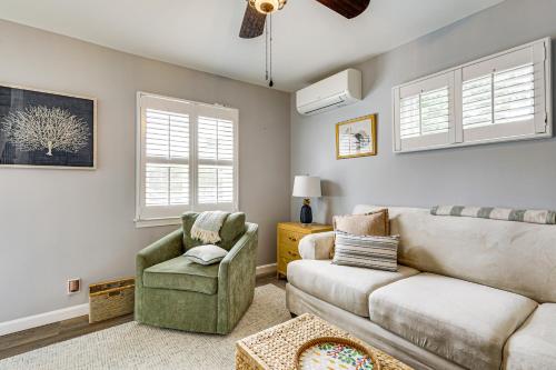 Un lugar para sentarse en Coastal Charmer Less Than 1 Mi to South Kingstown Beach
