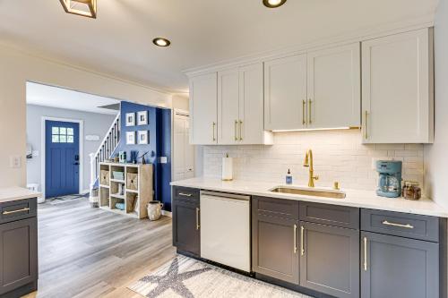 Una cocina o cocineta en Coastal Charmer Less Than 1 Mi to South Kingstown Beach