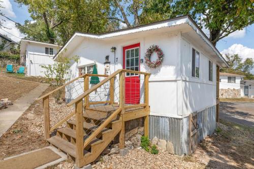 ein winziges Haus mit einer roten Tür in der Unterkunft Historic Rockaway Beach Cottage 7 in Rockaway Beach
