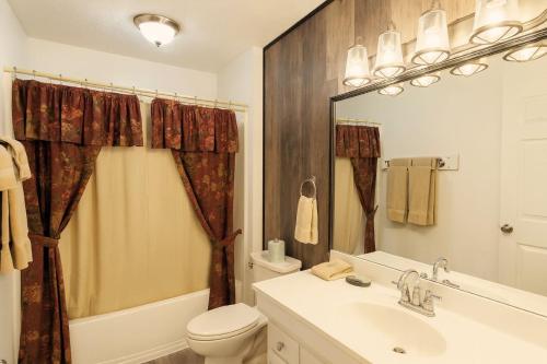 Ένα μπάνιο στο Hoot-N-Holler 5BR Rancher w Hot Tub, Walk to Parkway-FREE Tickets-Nearby Creek