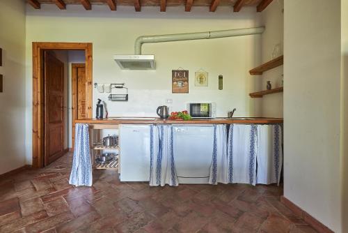 a kitchen with a counter top in a room at Casa Vacanze Le Fornaci in Laterina
