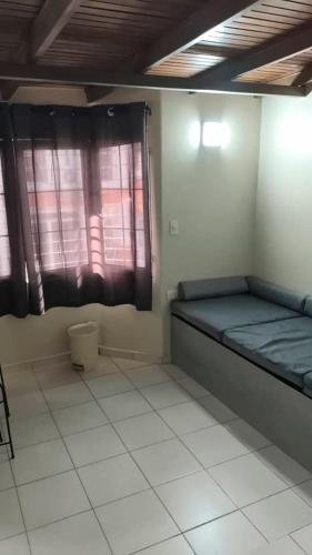 a small room with a bed and a window at Mejor relación Precio Comodidad in San Diego