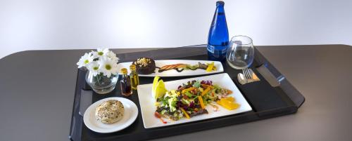 a tray with two plates of food on a table at NH Ciutat de Reus in Reus