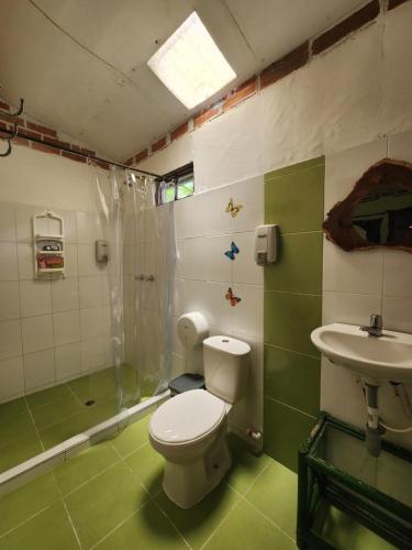 a bathroom with a toilet and a sink at Casa Turística Art-Vélez Salento in Salento