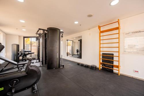 a fitness room with a gym with tread machines at Hospedez - Flat Osasco Trade Center in Osasco