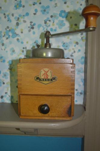 a wooden drawer with a pot on top of it at Cozy cottage getaway Holse in Brenderup