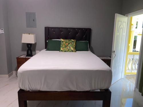 ein Schlafzimmer mit einem großen Bett mit einer weißen Tagesdecke in der Unterkunft Kingsbird By The Sea Inn in Hopewell