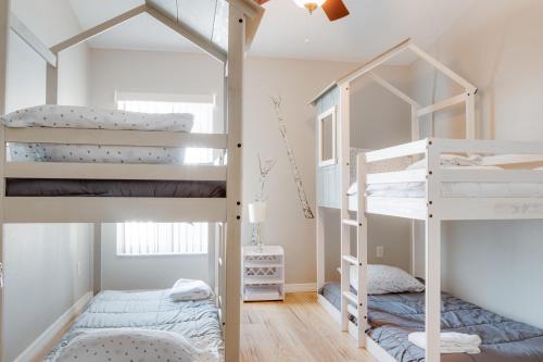 a room with two bunk beds and twounks at Magic Retreat Orlando in Davenport