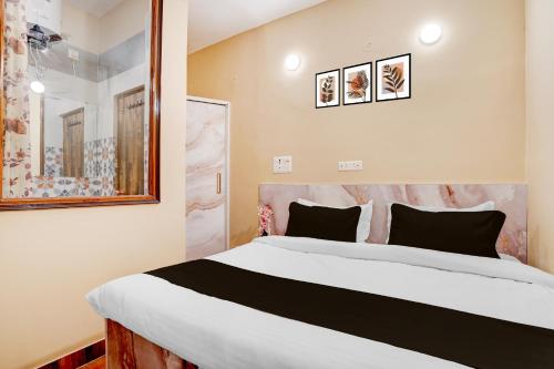 Postel nebo postele na pokoji v ubytování Super Hotel O Ramesh Nagar Metro Station Formerly Rosewood