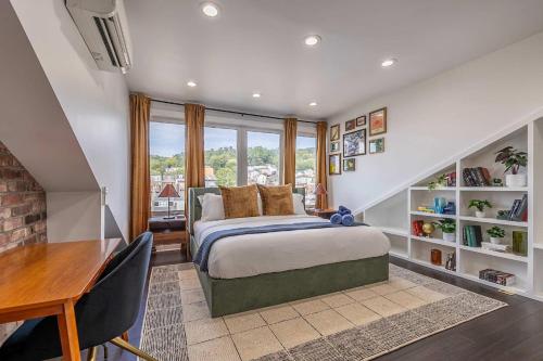 Katil atau katil-katil dalam bilik di Modern Retreat With Dedicated Parking 2 King Beds Arcade BBQ