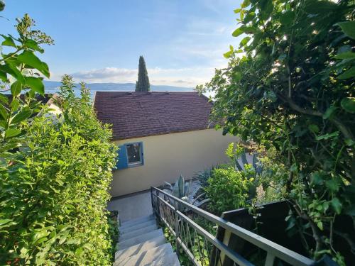 アンカランにあるLuna's Seaview Residence - Ankaranの屋根に上がる階段のある家