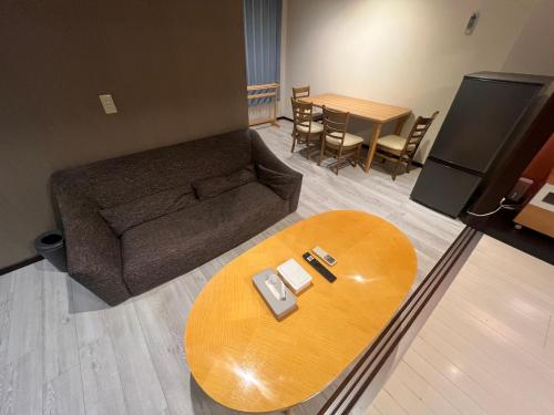a living room with a table and a couch at Konyamachi2F しげの里 in Takamatsu