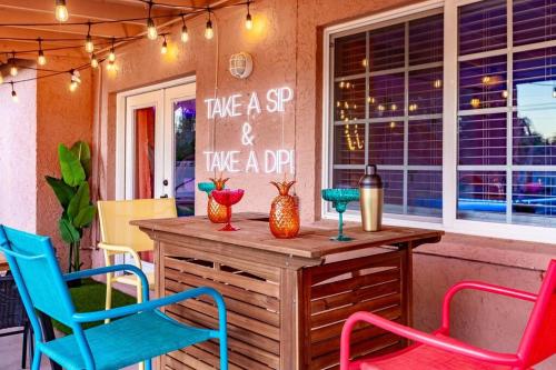 Khu vực ghế ngồi tại Desert Oasis With Pool Mini Golf King Bed RV Parking