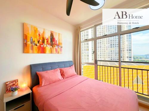 ein Schlafzimmer mit einem rosa Bett und einem großen Fenster in der Unterkunft ABHome "ROMANCE Suite" #Midas Seri Alam #CityView #Mall #Masai #JB in Masai