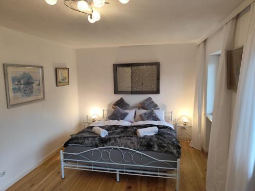 a bedroom with a bed with pillows on it at Elegantes Haus, Bikes, ruhig, Garten, Seenähe, ab 6 Jahre in Starnberg