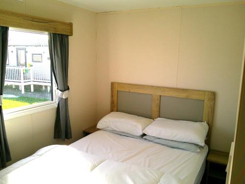 Кровать или кровати в номере Kingfisher Ingoldmells Merlin III 8 Berth Central Heated