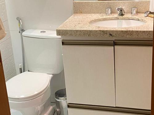 Un baño con un inodoro blanco y un lavabo. en Blend Apartments, en Taguatinga
