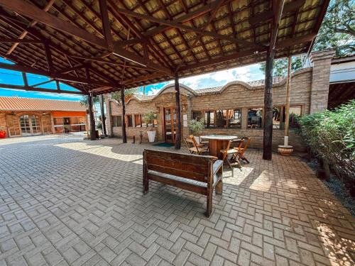 un padiglione con panchina, tavolo e sedie di Chalé Hotel a Piratininga