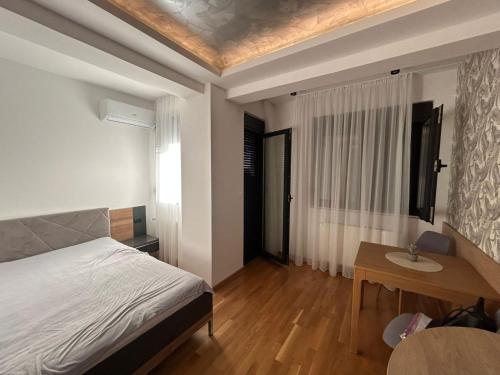 Una cama o camas en una habitación de Centar Crnjanski 1