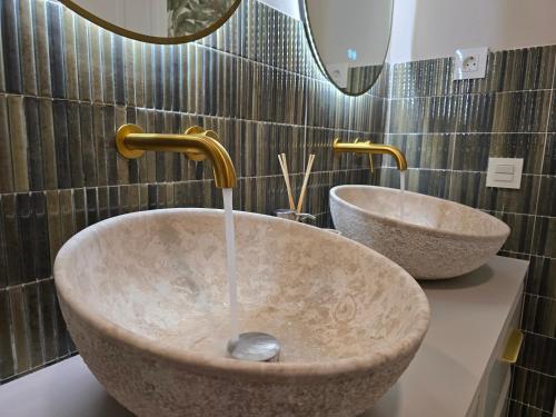 Ένα μπάνιο στο Sun and Palms - Tropical Forest Designer Apartment