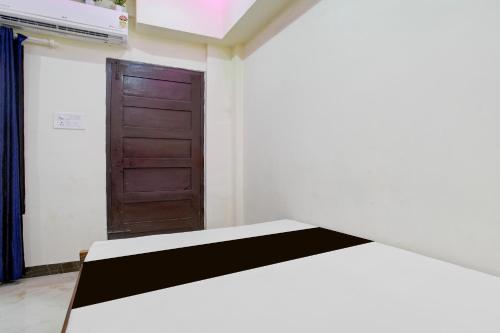 a room with a black and white table and a door at Hotel O Siva Jyothi in Venjāramūdu