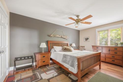 ストーンハムにある16-Chalet à louer Stonehamのベッドと天井扇風機のある寝室