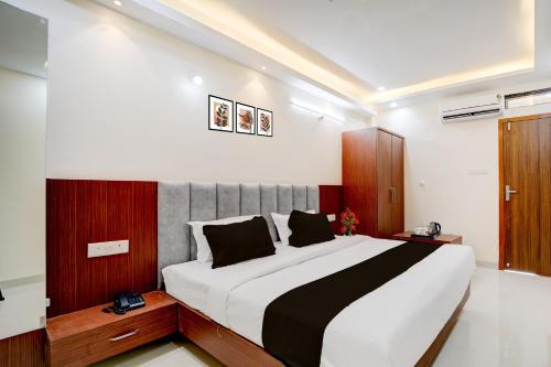 a bedroom with a large bed in a room at Hotel O Shri Vinayak in Shamsgarh