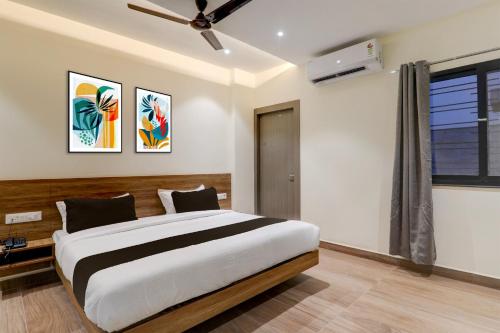 a bedroom with a large bed and a window at Hotel O CITI VISTA in Gorakhpur