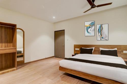 a bedroom with a bed and a ceiling fan at Hotel O CITI VISTA in Gorakhpur