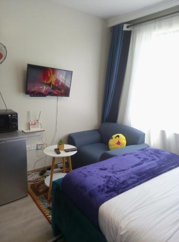 Postel nebo postele na pokoji v ubytování Indesign makumbi Apartment