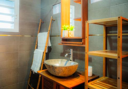 La salle de bains est pourvue d'un lavabo sur un comptoir. dans l'établissement "Entre Mer et Montagne", à Le Tampon