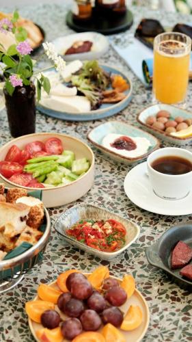 een tafel met borden eten op een tafel bij Monreve Alaçatı in Alacati